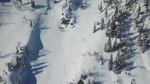 无人机拍摄雪山斜坡上的滑雪道