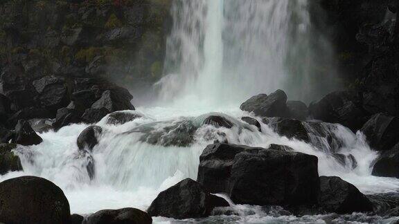 冰岛Thingvellir国家公园的Oxararfoss瀑布水流在岩石上近距离