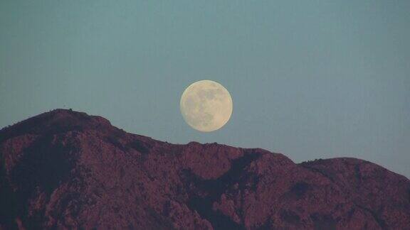 山上的满月