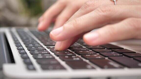 女人在笔记本电脑键盘上打字慢动作