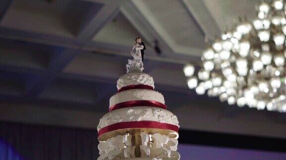 婚礼蛋糕上的新娘和新郎玩偶特写