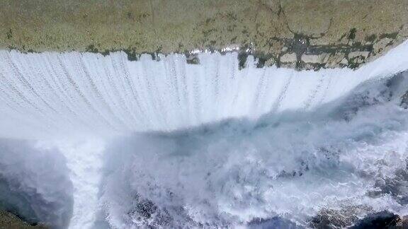 水沿瀑布而下大量的水从岩石边缘落下