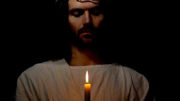 耶稣戴荆棘冠冕手持祈祷蜡烛救赎恩典宗教标志
