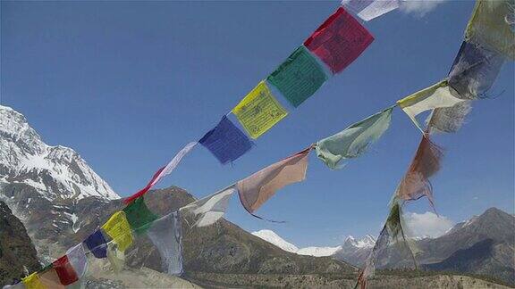 尼泊尔山顶上的祈祷旗