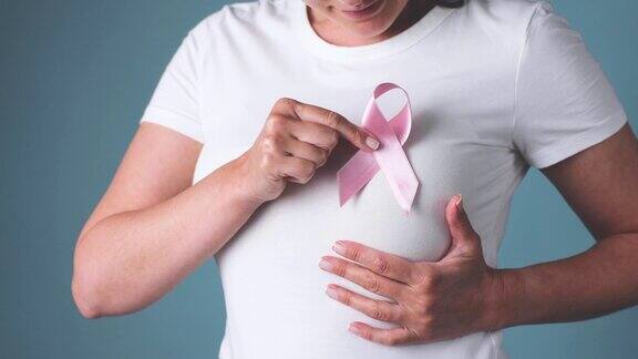 乳腺癌宣传丝带手持粉红丝带的女子