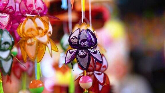 中秋节期间越南胡志明市街头挂着五彩缤纷的灯笼