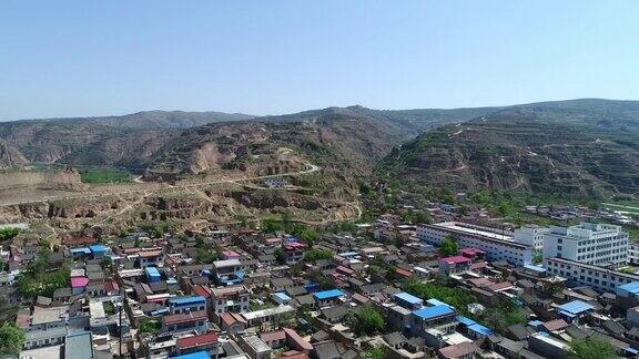 俯视图下的小贫困村庄的山甘肃省中国