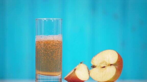杯子里的苹果汁和苹果