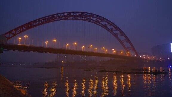 夜光照亮武汉市内著名的交通大桥江边全景4k中国