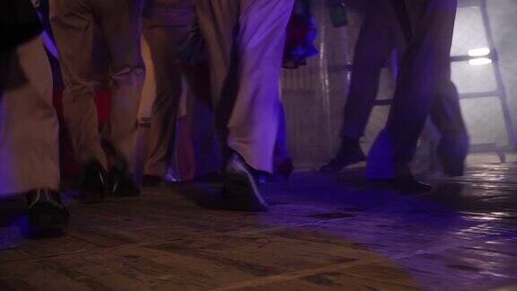 复古风格的舞厅人们穿着复古鞋跳舞