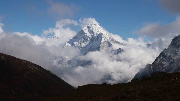 阿玛达布拉姆是世界上最美丽的山之一俗称“喜马拉雅山脉的马特洪峰”