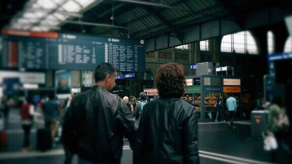 人们在瑞士火车站通勤