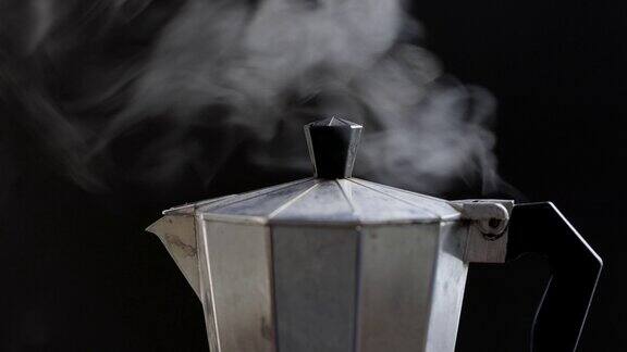 摩卡壶在煮咖啡