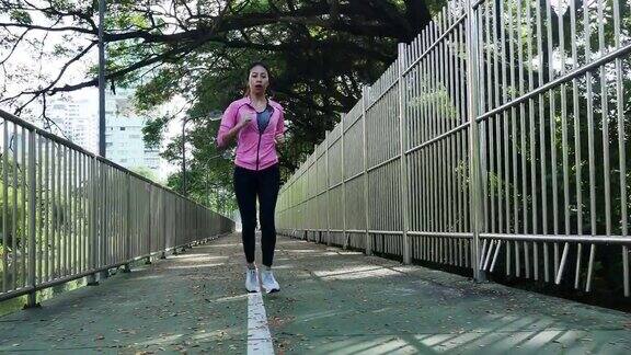 年轻的亚洲女人早上在人行道上跑步健康意识与复制空间理念健身运动人与健康生活理念
