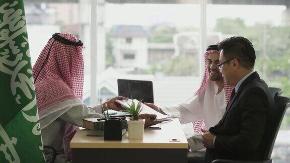 一个阿拉伯商人正在和一个亚洲商人会面