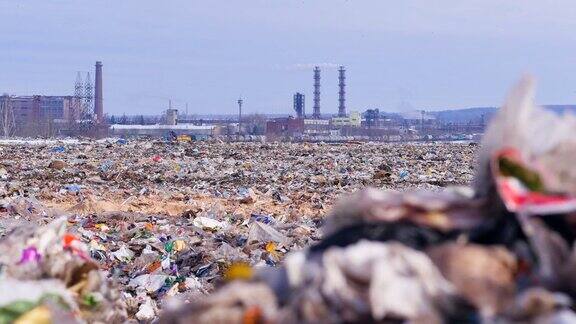 垃圾堆以工业工厂为背景环境污染