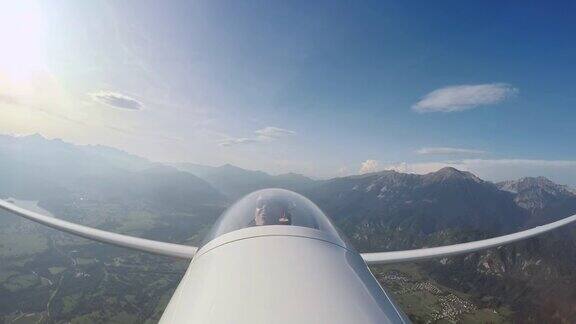 一个晴朗的日子滑翔机里的飞行员在天空中翻了个底朝天