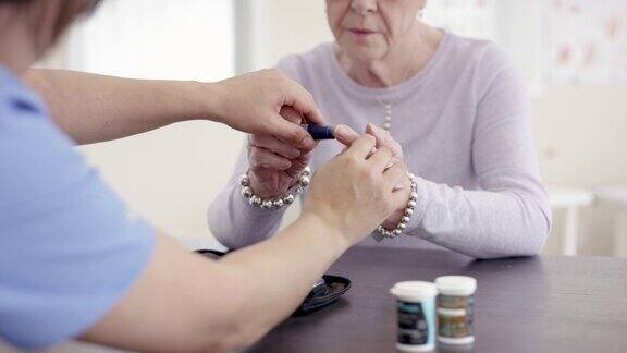 女性老年患者与民族护士预约学习糖尿病