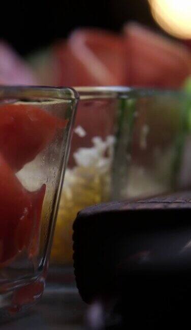 玻璃碗里放着新鲜的西红柿桌上放着生菜