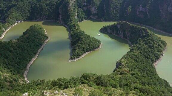 蜿蜒于塞尔维亚乌瓦茨峡谷的岩石河