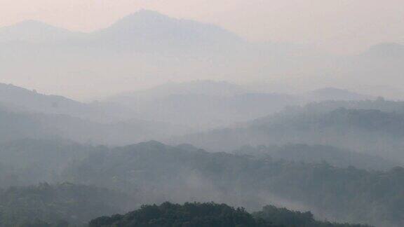 雾蒙蒙的山脉