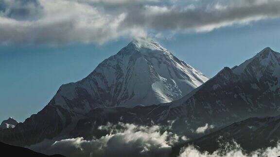 时间:云在山谷上盘旋远处是雪峰野马、尼泊尔、安纳普尔纳峰