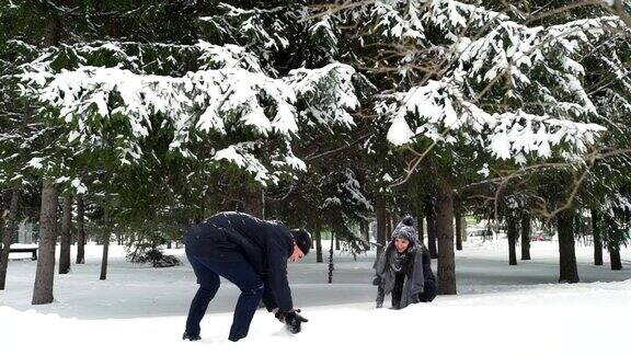 男人和女人在玩雪球