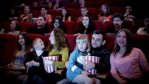 人们在电影院看电影