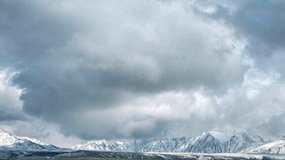 白雪皑皑的山峰仰天俯瞰