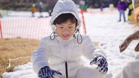 妈妈和儿子在日本玩雪