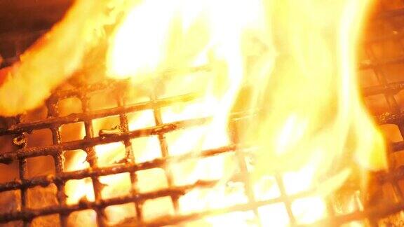 烤牛肉在火上烧烤牛排