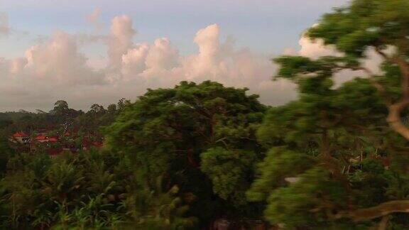阳光明媚的傍晚时间巴厘岛村庄平静的生活空中全景4k印尼