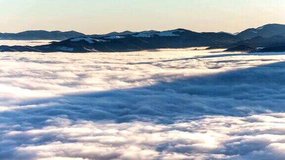 浓雾席卷喀尔巴阡山脉冬天的风景