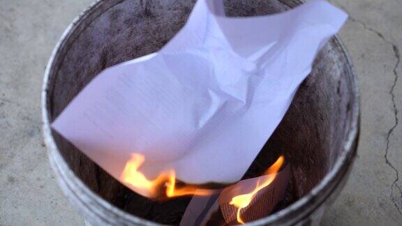 撕碎文件的特写把文件烧进垃圾桶