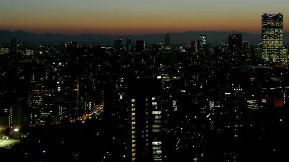 东京城市照明的空中夜景