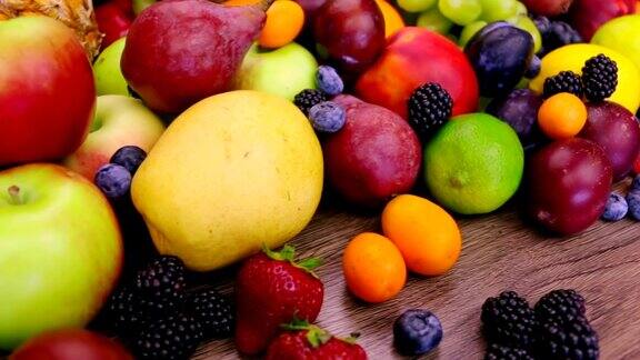 不同的浆果和水果特写镜头