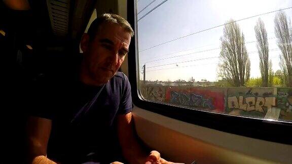 男人在火车上用手机
