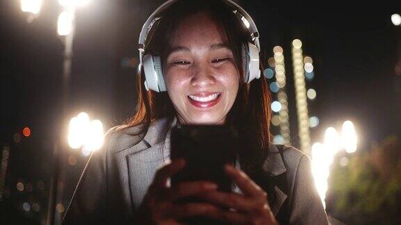 亚洲女性用智能手机听音乐