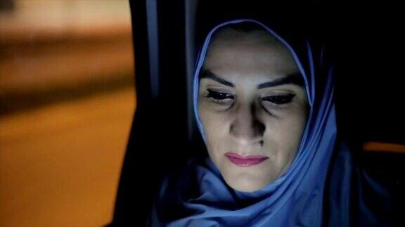 现代阿拉伯妇女晚上乘坐出租车