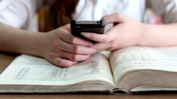 女学生在图书馆使用手机实时