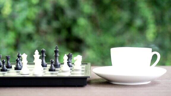 桌上放着咖啡杯配有棋盘和棋子方便休息