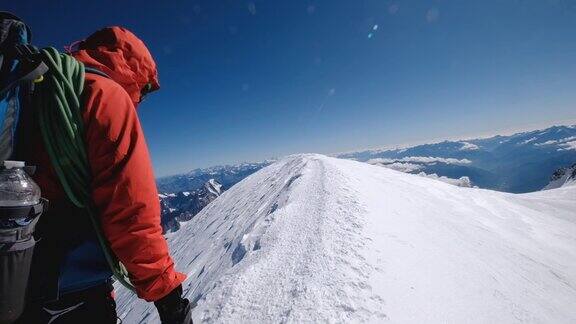 最后一步登上勃朗峰(蒙特比安科)峰顶4808米的人穿着登山斧装、靴子带冰爪的登山队走在绳索上手持式后方队员相机视图