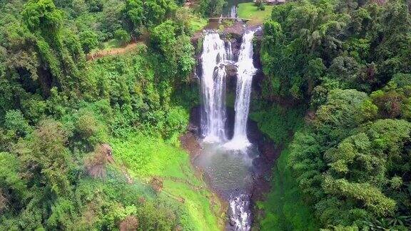 鸟瞰塔德杨瀑布在热带雨林在Pakse和Champasak城市老挝