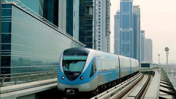 地铁在阿联酋迪拜的玻璃摩天大楼之间穿梭