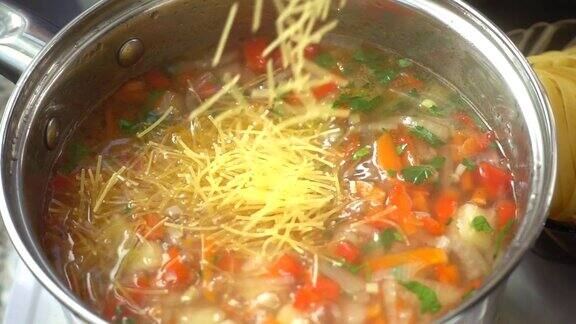 蔬菜汤在平底锅里煮