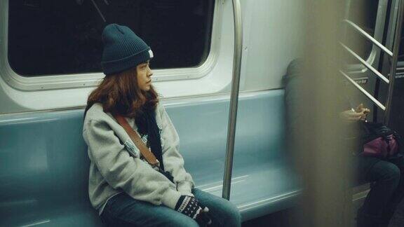 坐在地铁里的悲伤女人