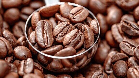 近距离观察咖啡种子芳香的咖啡豆是由咖啡豆烘烤出来的烟熏出来的