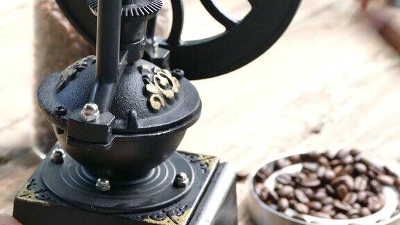 咖啡爱好者把咖啡豆放在旧研磨机里