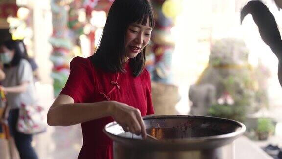 在中国新年准备礼拜的妇女