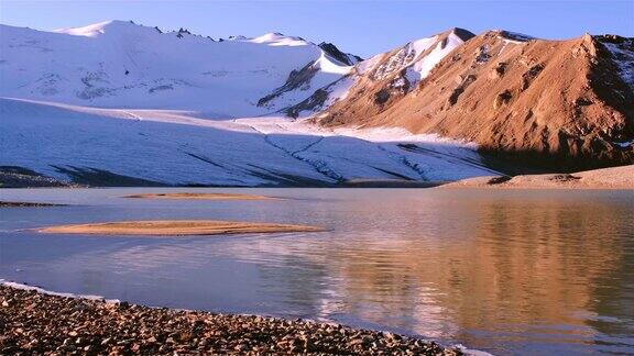 山脉反射冰川湖泊日出冥想